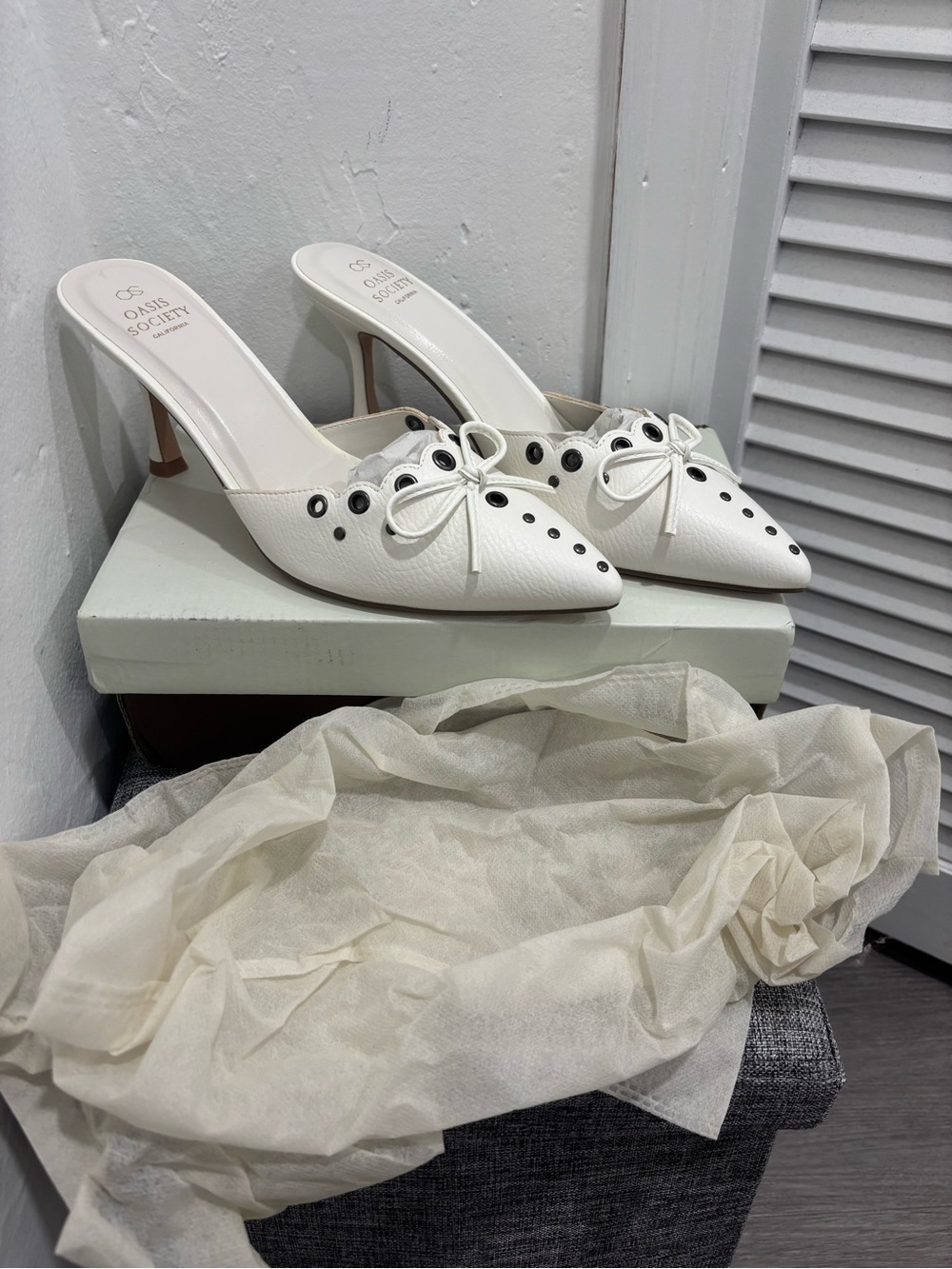 (NEW) Oasis Society White Pointed Toe Bow Mule Heels in original box